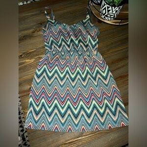 CUTE LITTLE SUNDRESS SZ M CHEVRON PATTERN